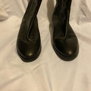 Cole Hahn low boots size 71/2 in black.